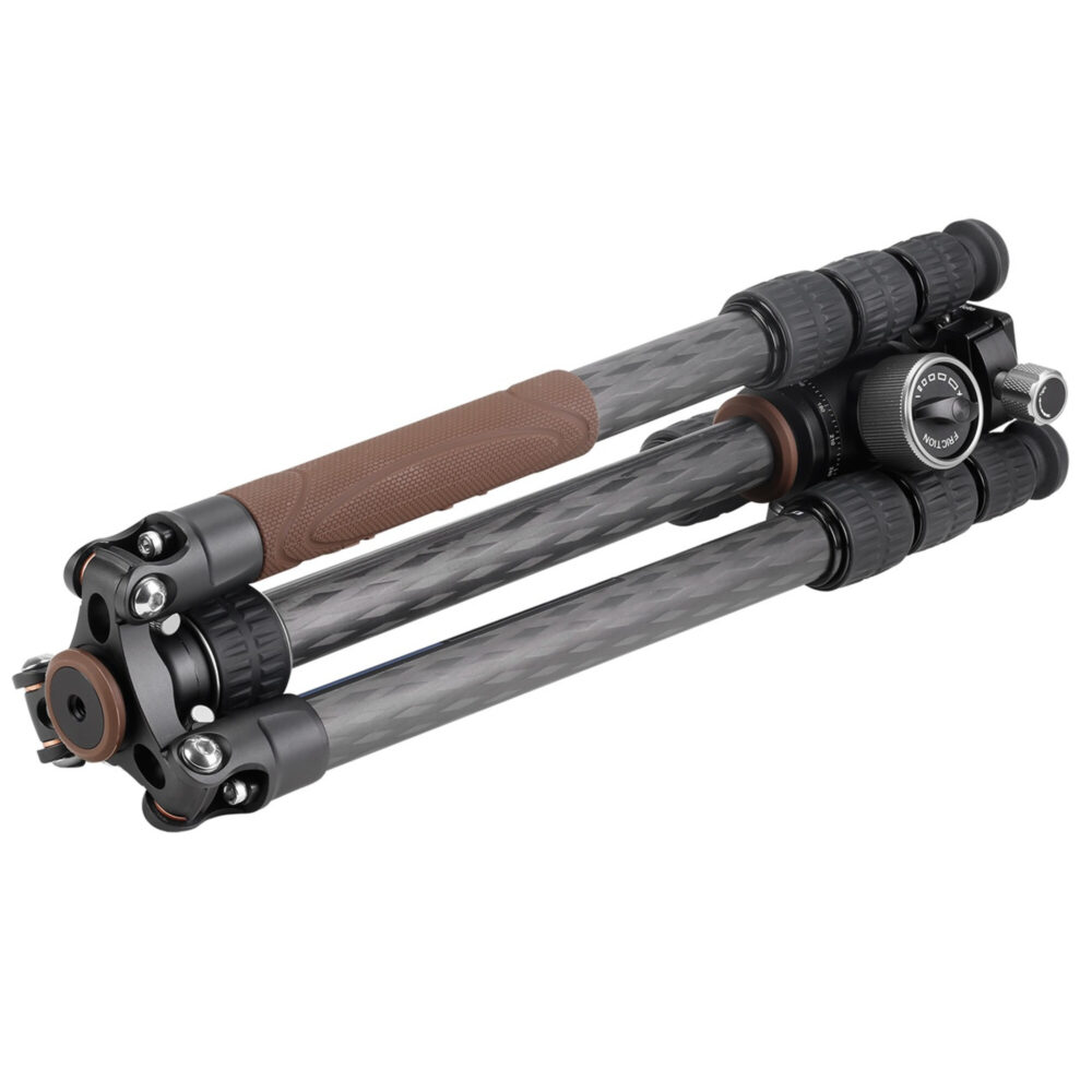Leofoto LX-224CT Tripod compact opgevouwen met omgekeerde poten voor transport.