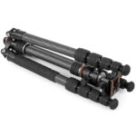 Leofoto LX-225CT Tripod compact opgevouwen met omgekeerde poten voor reisformaat.