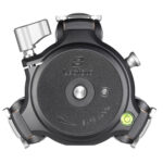 Leofoto LM-323C Tripod bovenaanzicht van topplaat met 3/8'' schroefdraad en waterpaslibel.
