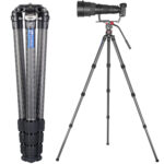 Leofoto LM-324C Tripod ingeklapt carbon tripod rechtopstaand in transportpositie.