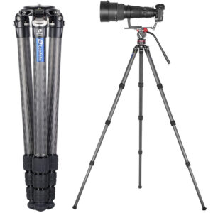 Leofoto LM-324C Tripod ingeklapt carbon tripod rechtopstaand in transportpositie.