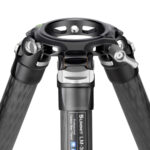 Leofoto LM-324C Tripod detail van scharnieren en poothoekvergrendeling met markering van instelbare hoeken.