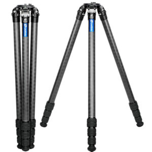 Leofoto LM-324CL Tripod ingeklapt met parallel geplaatste carbon poten voor compacte transportlengte.
