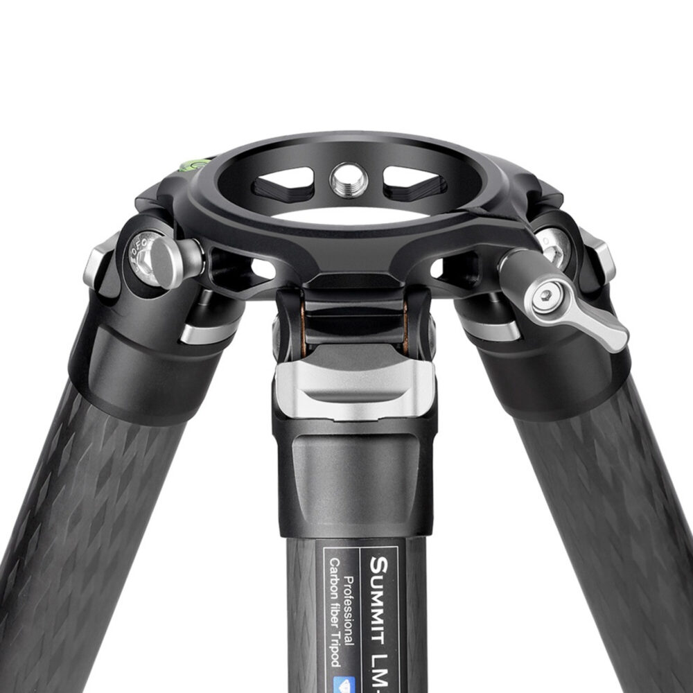 Leofoto LM-324CL Tripod close-up van statiefschouder en topplaat met montageopening en waterpas.