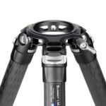 Leofoto LM-324CL Tripod close-up van statiefschouder en topplaat met montageopening en waterpas.