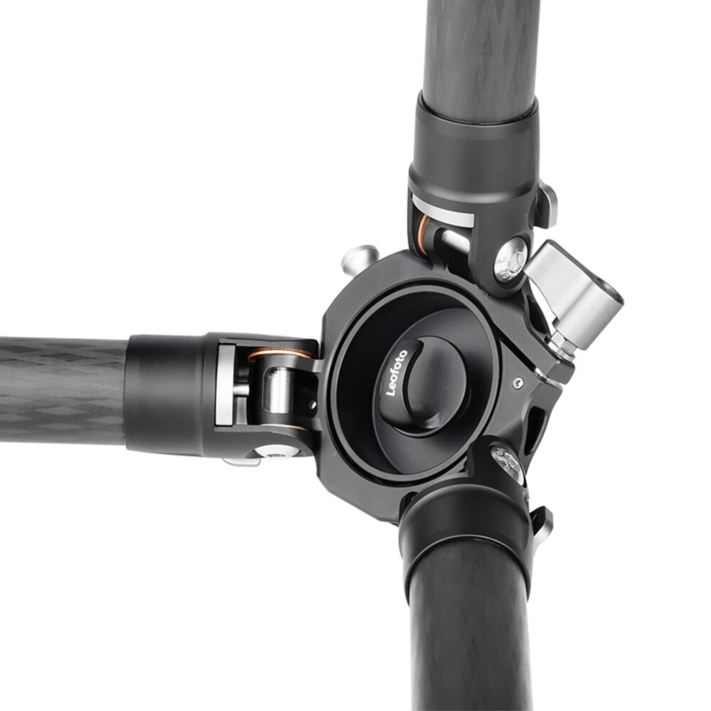 Leofoto LM-324CL Tripod detail van pootscharnier en vergrendelingseenheid gezien van bovenaf.