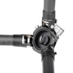 Leofoto LM-324CL Tripod detail van pootscharnier en vergrendelingseenheid gezien van bovenaf.