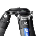 Leofoto LM-324CL Tripod close-up van scharnier en poothoekverstelling met Leofoto Summit logo.
