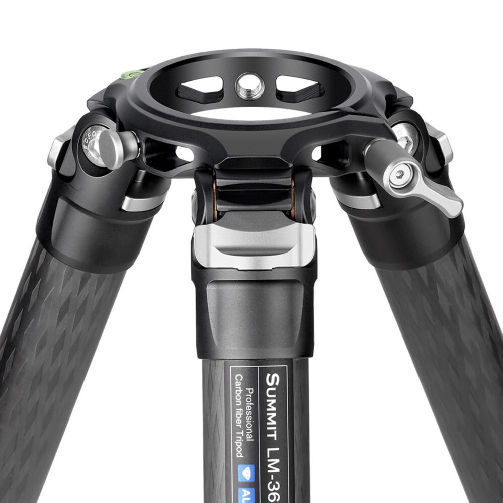 Leofoto LM-363C Tripod detail bovenplaat en statiefschouder met vergrendelingen.