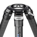 Leofoto LM-363C Tripod detail bovenplaat en statiefschouder met vergrendelingen.