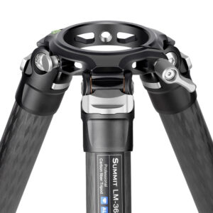 Leofoto LM-363C Tripod detail bovenplaat en statiefschouder met vergrendelingen.