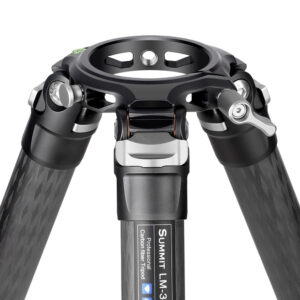 Leofoto LM-364C Tripod detail bovenplaat en statiefschouder met vergrendelingen.