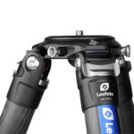 Leofoto LM-364C Tripod close-up scharnierpunt met Leofoto-logo en carbon poten.