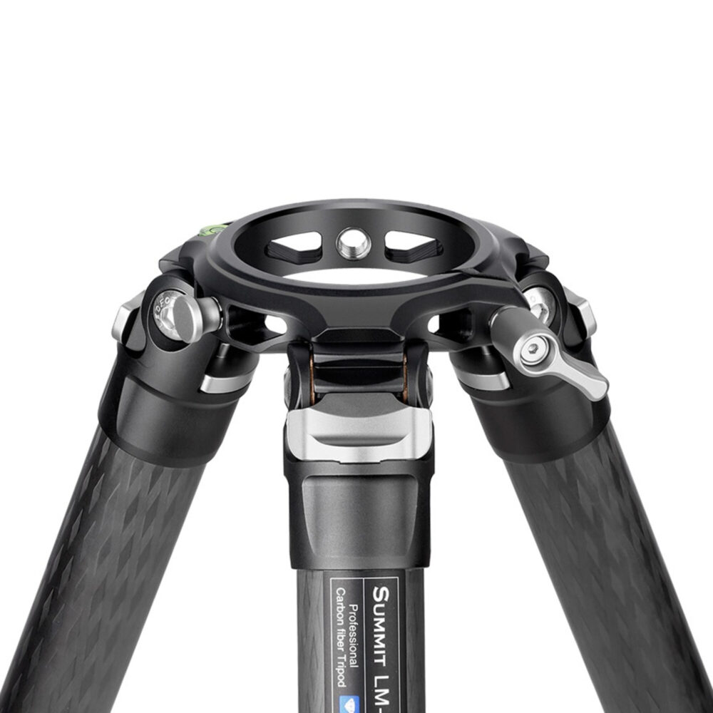 Leofoto LM-364CL Tripod detail bovenplaat en statiefschouder met vergrendelingen.