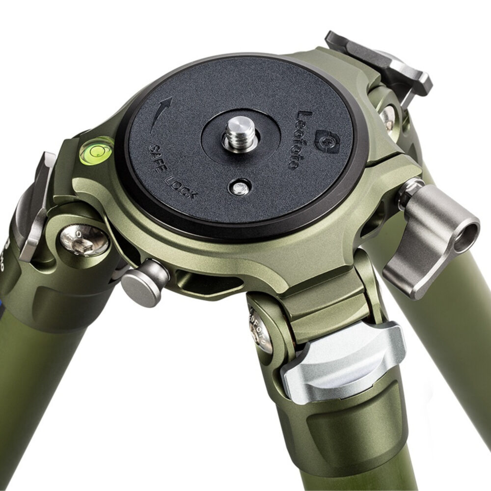 Leofoto LM-364CL Tripod olijfgroen close-up van topplaat met 3/8'' schroefdraad en antislip inleg.
