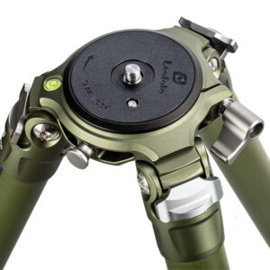 Leofoto LM-364CL Tripod olijfgroen close-up van topplaat met 3/8'' schroefdraad en antislip inleg.