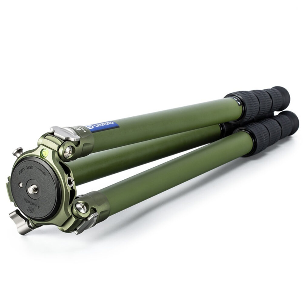 Leofoto LM-364CL Tripod olijfgroen compact opgevouwen voor transport.