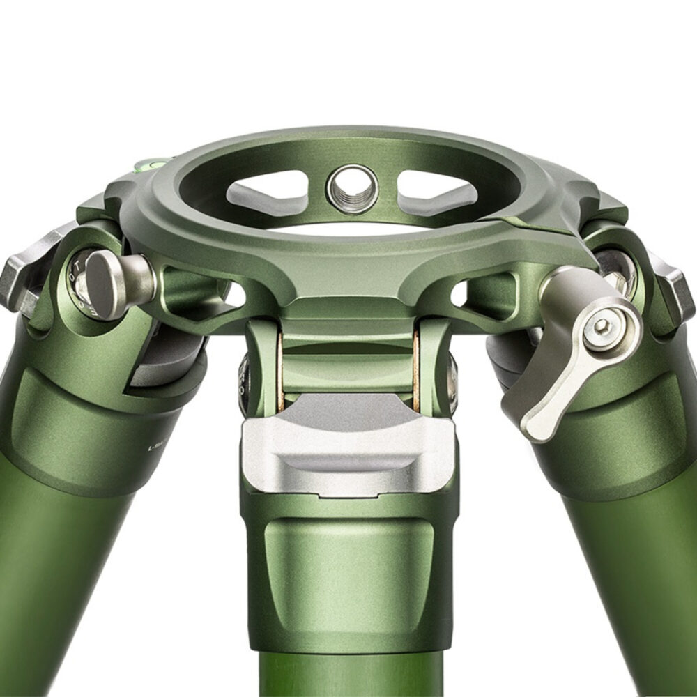 Leofoto LM-364CL Tripod olijfgroen apex/spider met open bowl-opening en vergrendelpin.