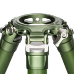 Leofoto LM-364CL Tripod olijfgroen apex/spider met open bowl-opening en vergrendelpin.