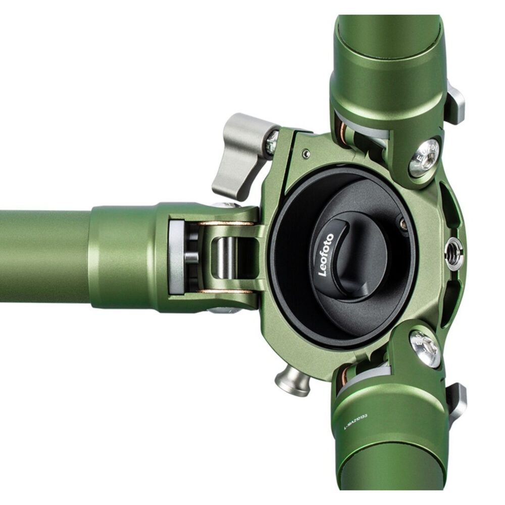Leofoto LM-364CL Tripod olijfgroen onderzijde van de apex met insteekopening voor nivelleerbasis.