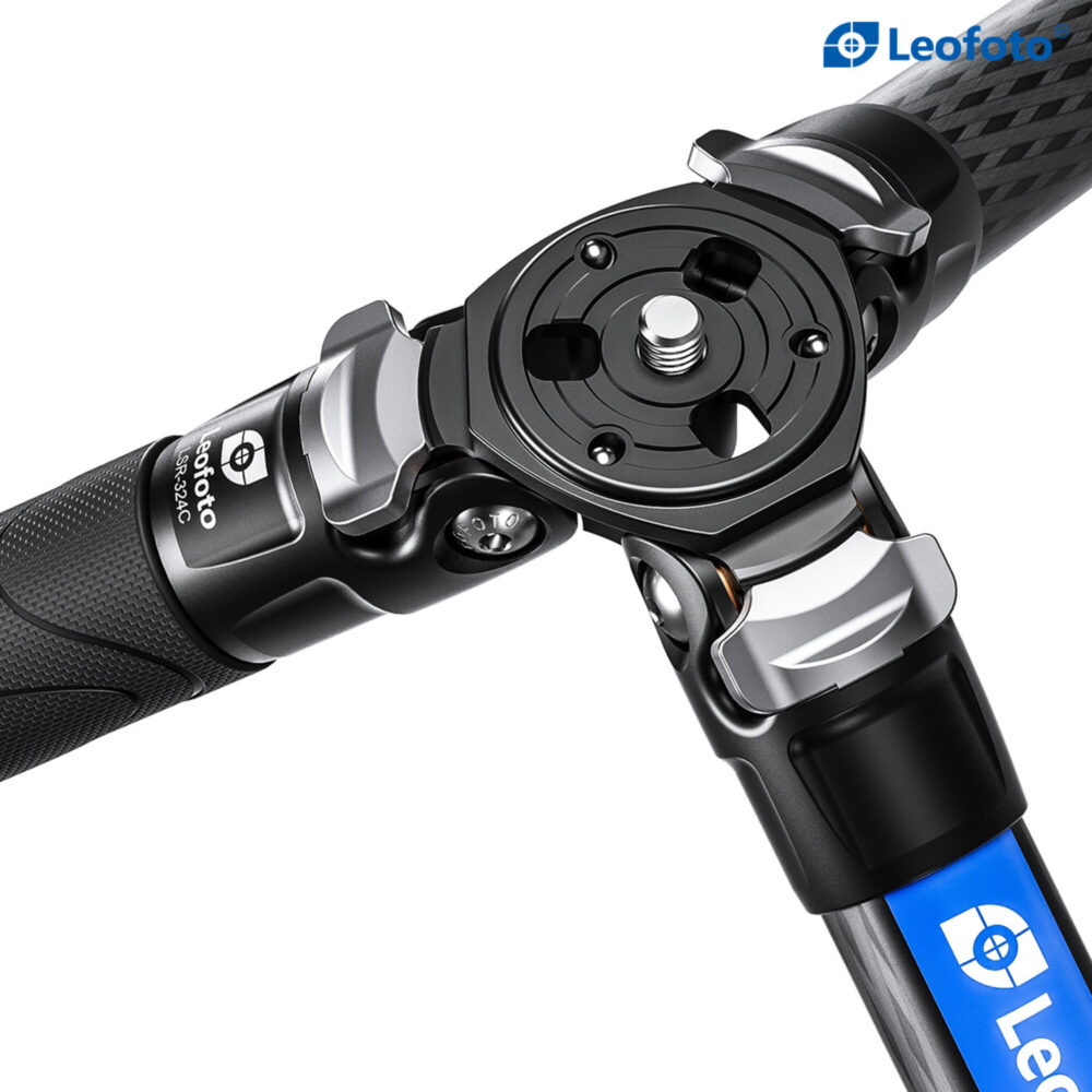 Leofoto LSR-324C Tripod detail van vergrendelpen en lagering in het scharnier.