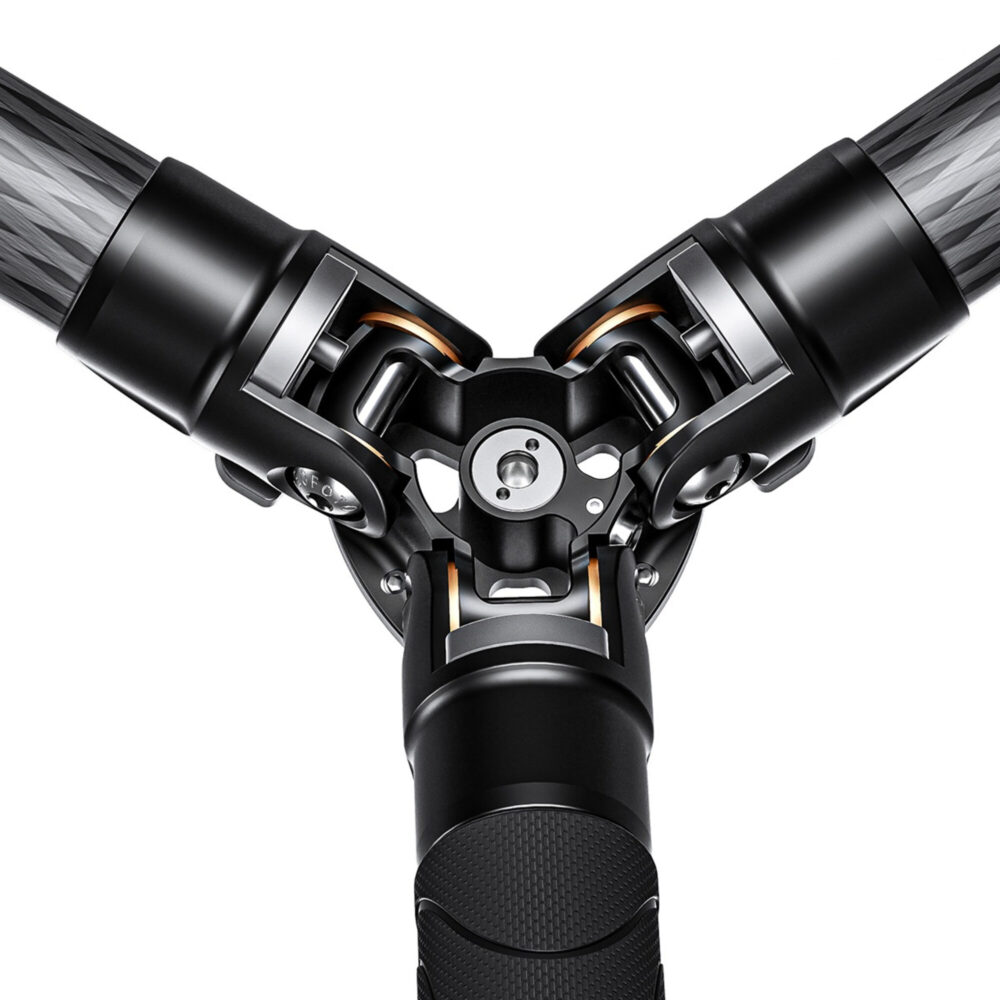 Leofoto LSR-324C Tripod close‑up van pootklem en blauw Leofoto‑label.