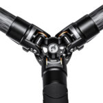 Leofoto LSR-324C Tripod close‑up van pootklem en blauw Leofoto‑label.