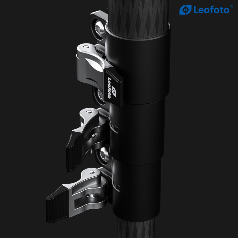 Leofoto LSR-324C Tripod voorbeeldopstelling met camera en accessoires op topplaat.