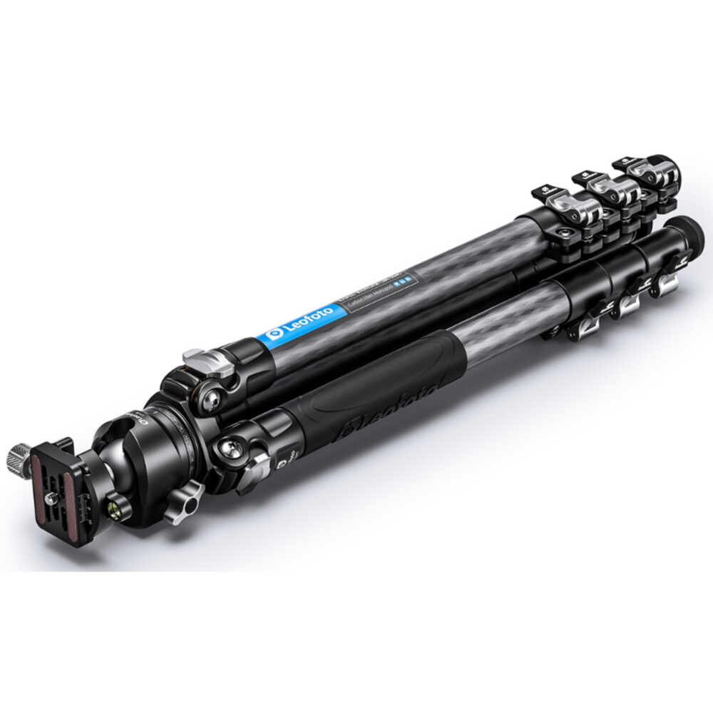 Leofoto LSR-284C Tripod carbon Rapid Ranger met beenklemmen ingeklapt tot compacte transportlengte.