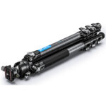 Leofoto LSR-284C Tripod carbon Rapid Ranger met beenklemmen ingeklapt tot compacte transportlengte.