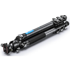 Leofoto LSR-284C Tripod carbon Rapid Ranger met beenklemmen ingeklapt tot compacte transportlengte.