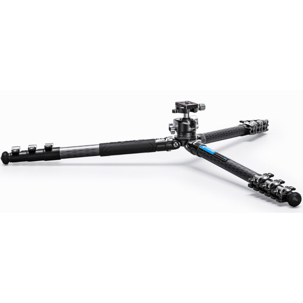 Leofoto LSR-284C Tripod carbon Rapid Ranger met beenklemmen extreem laag opgesteld voor macrofotografie.