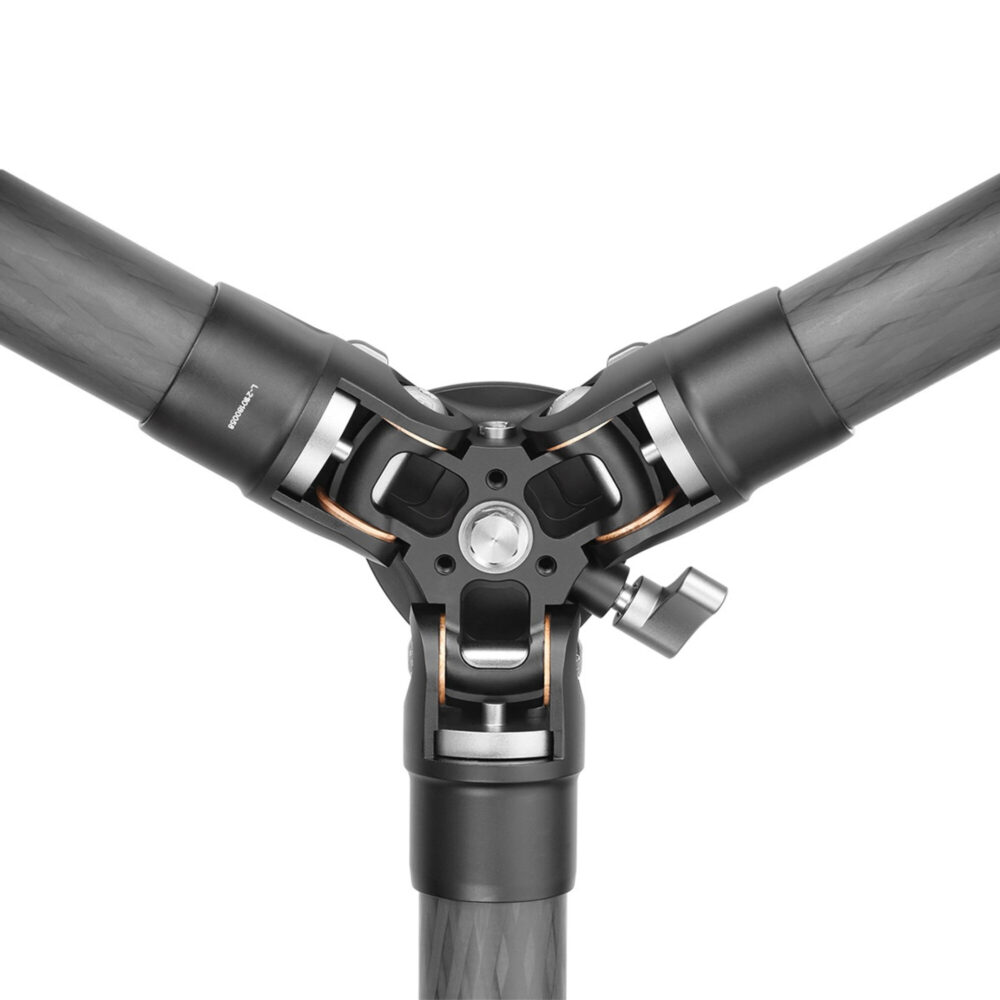 Leofoto LS-324CEX Tripod detail statiefschouder met breed uitgeklapte carbon poten.