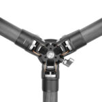 Leofoto LS-324CEX Tripod detail statiefschouder met breed uitgeklapte carbon poten.