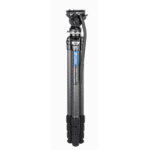 Leofoto LS-324CEX Tripod ingeklapt carbon Ranger-statief met gemonteerde videokop.
