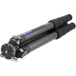 Leofoto LS-325CEX Tripod liggend ingeklapt met zicht op carbon poten en nivelleerbasis.