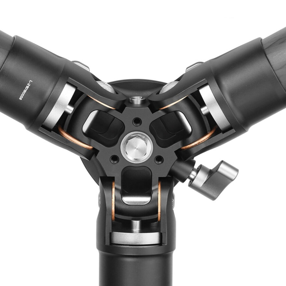 Leofoto LS-325CEX Tripod detail statiefschouder met ver uitgeklapte poten voor lage stand.
