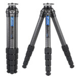 Leofoto LS-365CEX Tripod rechtop ingeklapt met samengevouwen carbon poten.