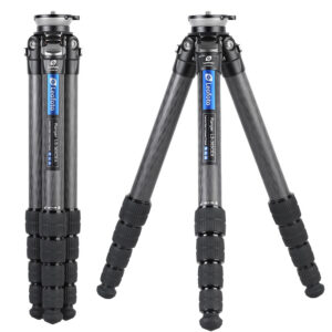 Leofoto LS-365CEX Tripod rechtop ingeklapt met samengevouwen carbon poten.