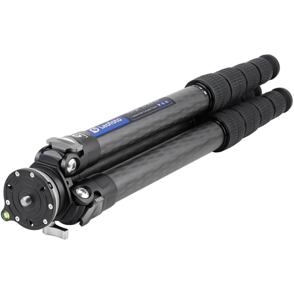 Leofoto LS-365CEX Tripod liggend ingeklapt met zicht op nivelleerbasis en poten.