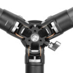 Leofoto LS-365CEX Tripod detail statiefschouder met ver uitgeklapte poten voor lage stand.