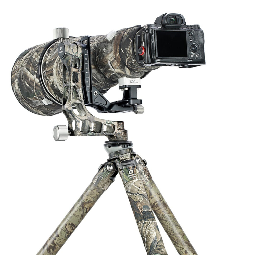 Leofoto LS-365CEX Tripod met PG-1 gimbal full camouflage en gemonteerde camera met telelens.