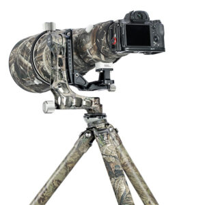 Leofoto LS-365CEX Tripod met PG-1 gimbal full camouflage en gemonteerde camera met telelens.