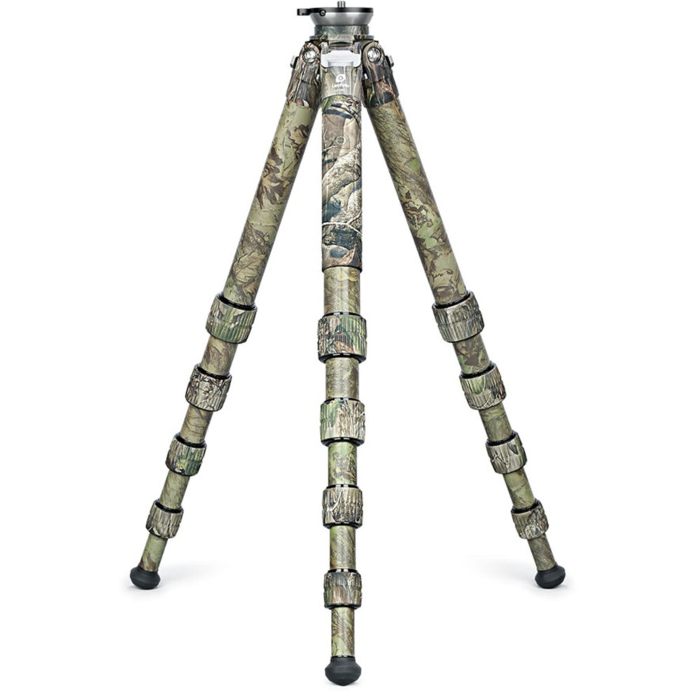 Leofoto LS-365CEX Tripod Realtree Camo rechtop ingeklapt met samengevouwen poten.