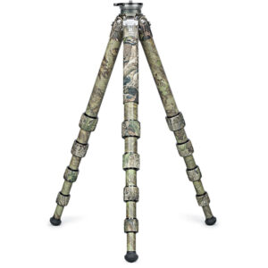 Leofoto LS-365CEX Tripod Realtree Camo rechtop ingeklapt met samengevouwen poten.