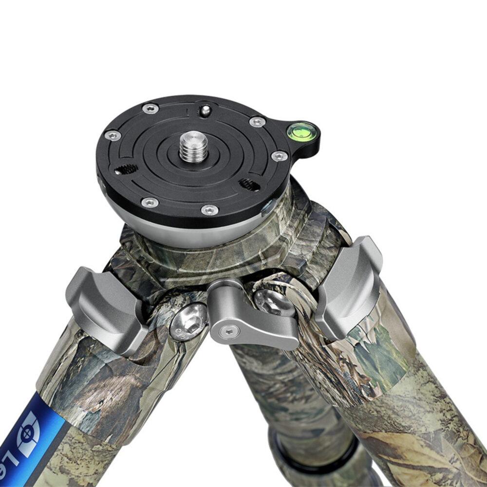 Leofoto LS-365CEX Tripod Realtree Camo bovenaanzicht nivelleerbasis met waterpas en montageplaat.