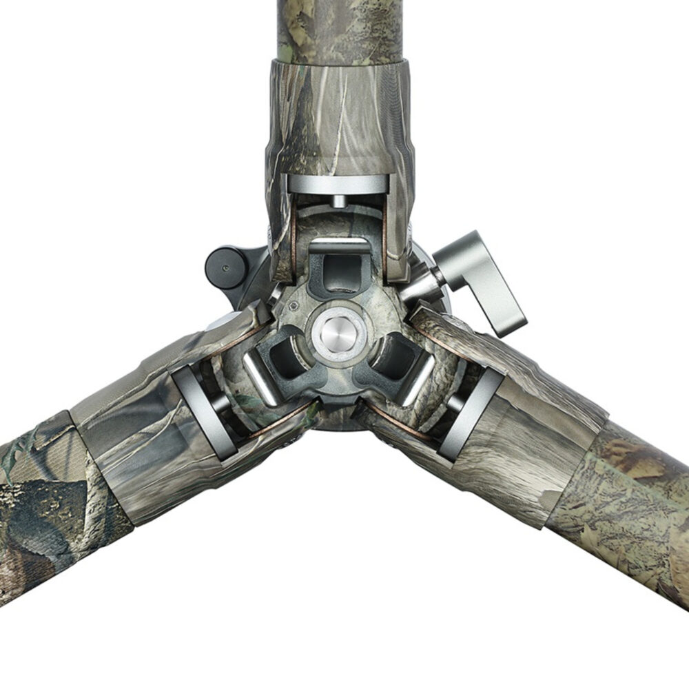 Leofoto LS-365CEX Tripod Realtree Camo detail statiefschouder met ver uitgeklapte poten voor lage stand.