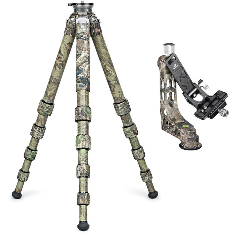 Leofoto LS-365CEX Tripod carbon Ranger met camo poten en losse PG-1 gimbal hoofd ernaast.