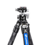 Leofoto LS-284C Tripod carbon Ranger Pro volledig opgesteld met gemonteerde LH-30PCL kogelkop.