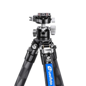 Leofoto LS-284C Tripod carbon Ranger Pro volledig opgesteld met gemonteerde LH-30PCL kogelkop.
